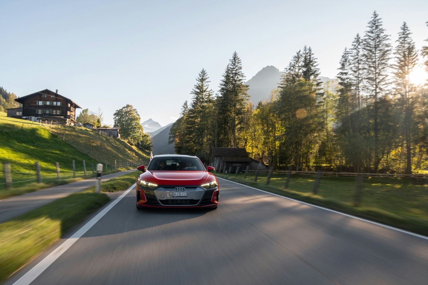 Rotes Audi auf einer Bergstrasse in der Schweiz