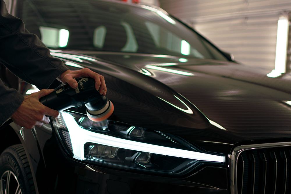 Politur eines schwarzen Autos vor dem Verkauf